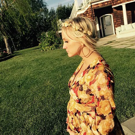Evan Ross shared this pic of Ashlee Simpson cradling
