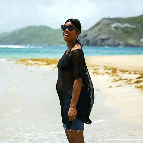 Singer Kelly Rowland showed off your growing baby bump