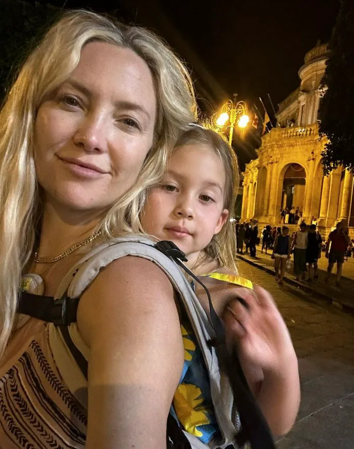 kate hudson daughter rani italian vacation makeup-free selfie instagram