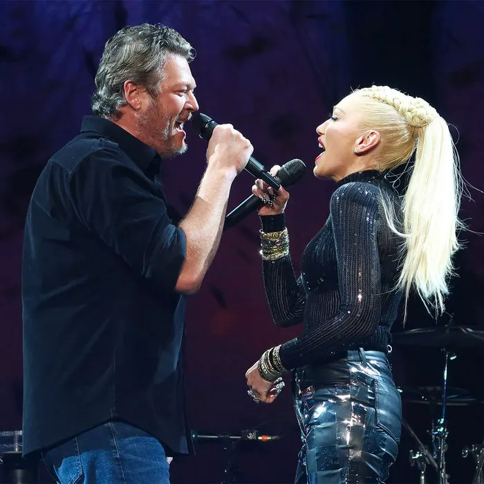 blake shelton gwen stefani singing together on stage concert
