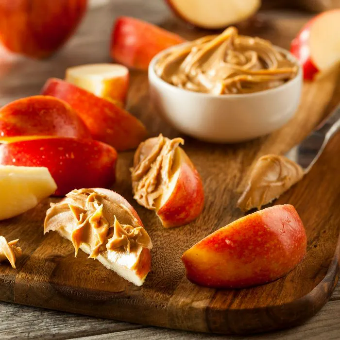 apple slices with peanut butter