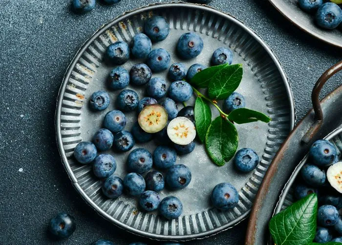 plate of blueberries