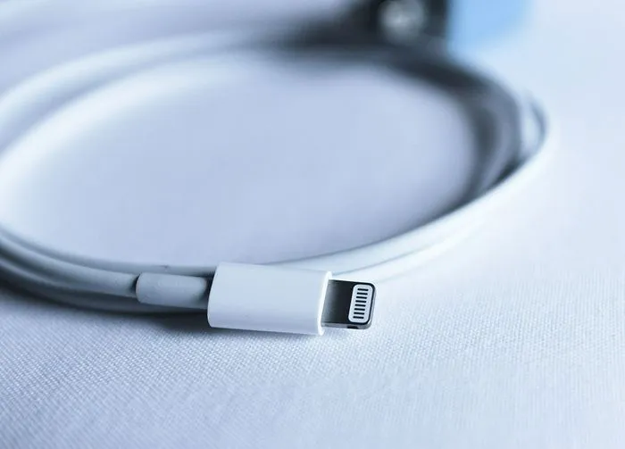 curled-iphone-cable