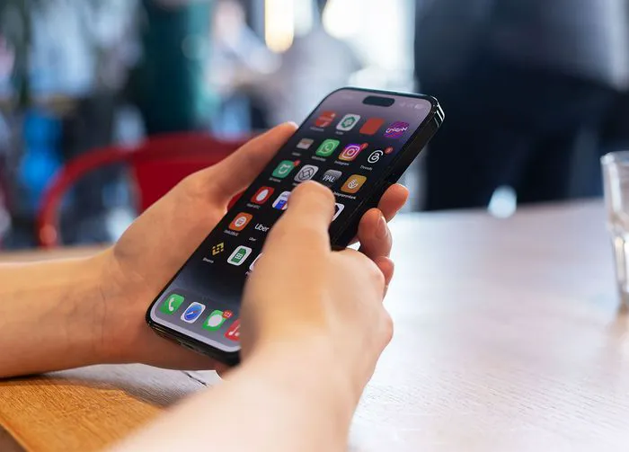 using-iphone-cafe