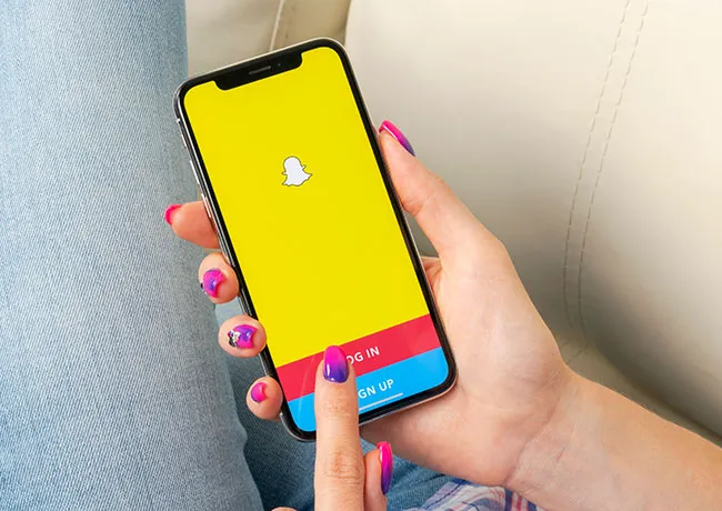 woman-logging-on-snapchat