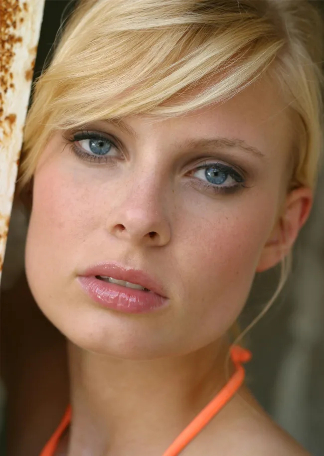 blonde-woman-sideswept-bangs
