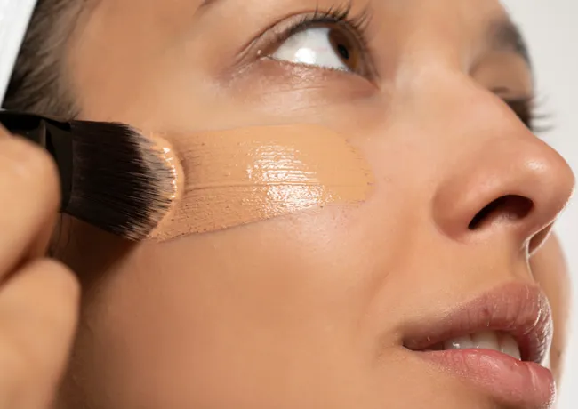 woman-applying-foundation