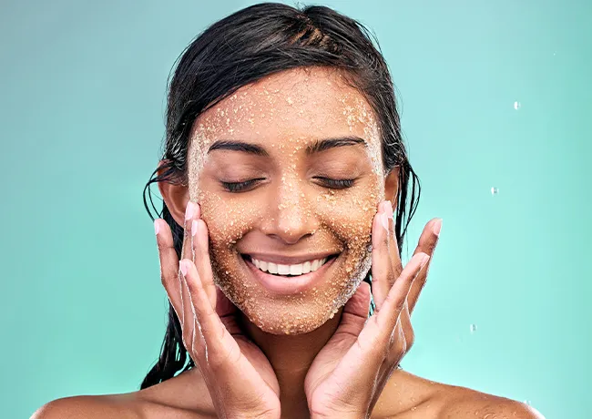 woman-using-exfoliator