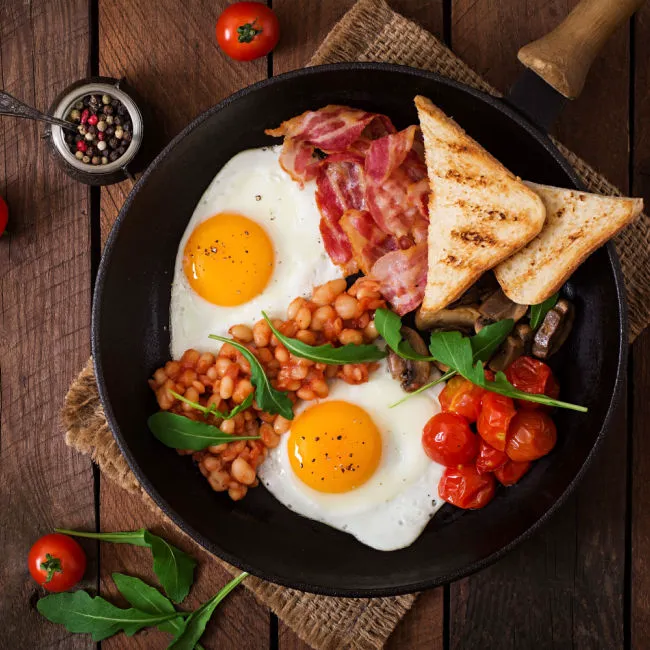 "High-protein breakfast with eggs and vegetables"